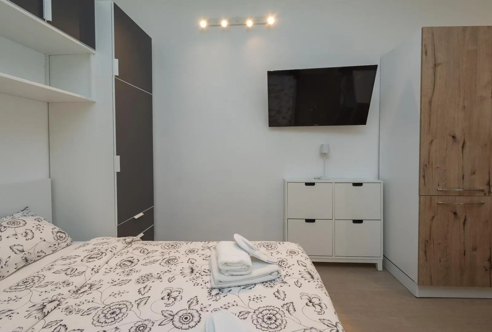 Modern & Functional Studio Steps From Bosco Verticale & Gae Aulenti Milan Apartment