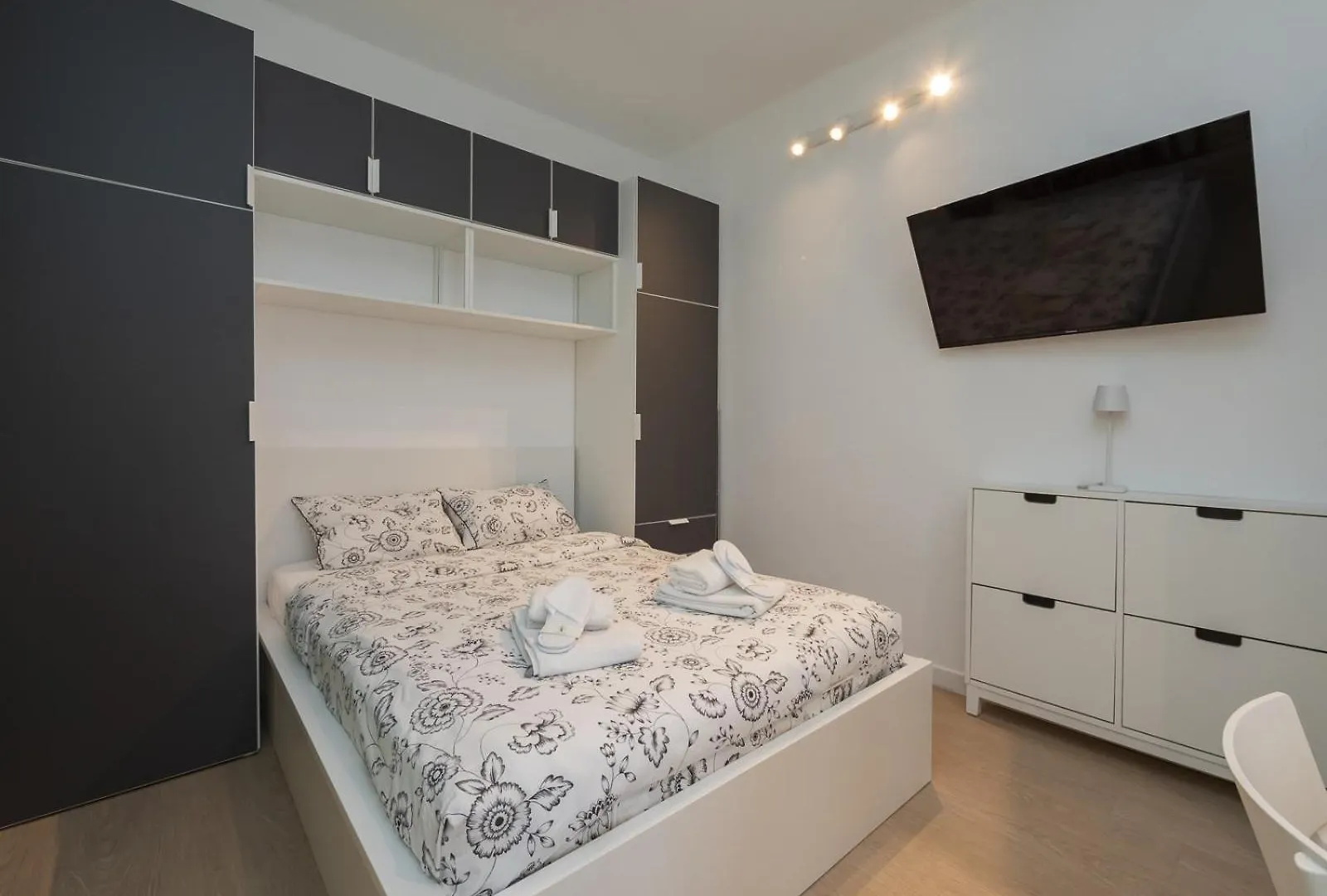 Modern & Functional Studio Steps From Bosco Verticale & Gae Aulenti Milan Italy